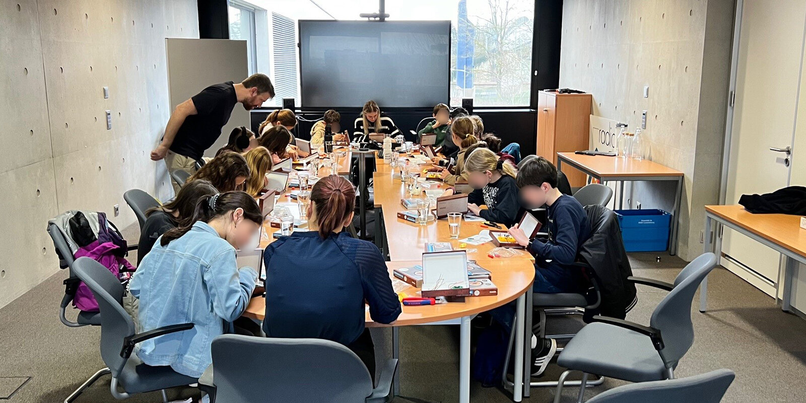 D'Gewënnerklass vun der éischter Kannerradionuecht op Besuch beim radio 100,7