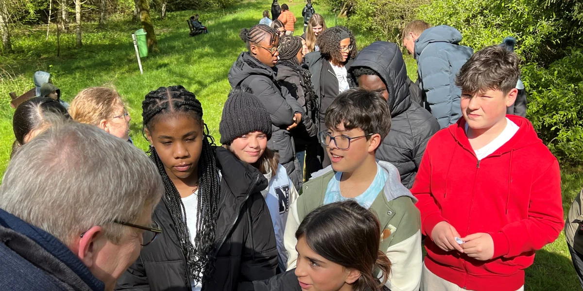 Ee gréngt Naturwonner op engem fréieren Industriesite