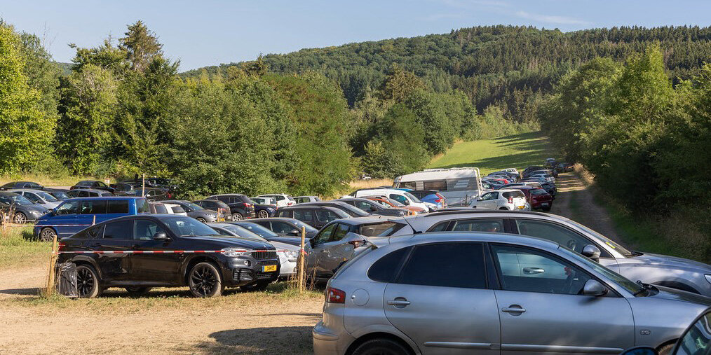 D'Parkplaze ronderëm de Stau sinn am Summer séier iwwerfëllt.  | © Vincent Lescaut