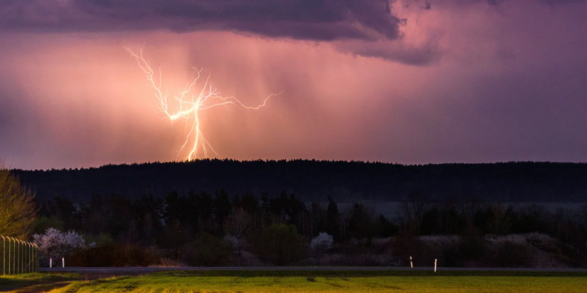 Op mannst dräi Doudeger wéinst schwéieren Donnerwieder  | © picture alliance / Bernd März/dpa/dpa-tmn | Bernd März