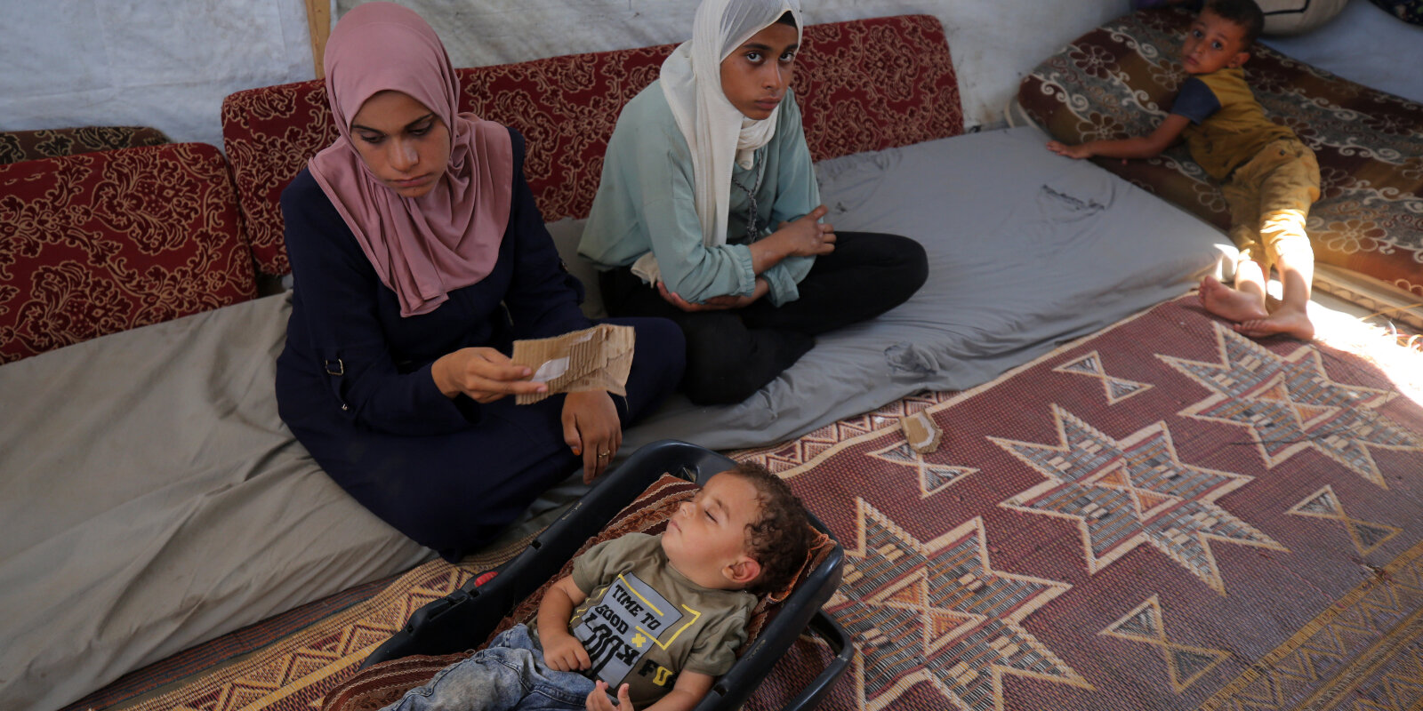 Palestinian infant Abdul Rahman Abu Al-Jidyan, 11, who contracts polio, receives care from his mother and family inside a tent in a shelter for displaced people west of El-Zawaida in central Gaza Strip | © picture alliance / NurPhoto | Majdi Fathi