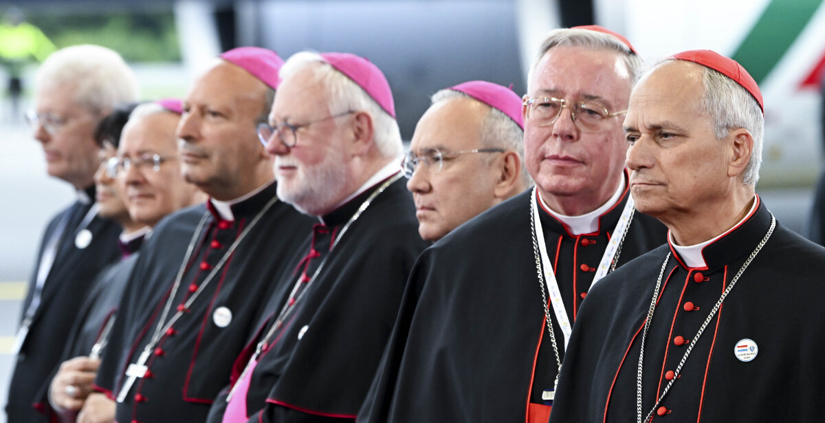 De Kardinol Jean-Claude Hollerich no der Arrivée vum Poopst um Findel. | © SIP / Frédéric Sierakowsk