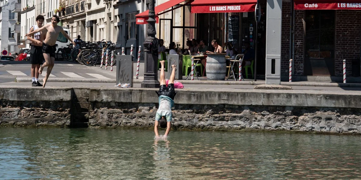 Jonk Leit kille sech an der Seine of  | © picture alliance / NurPhoto | Jerome Gilles