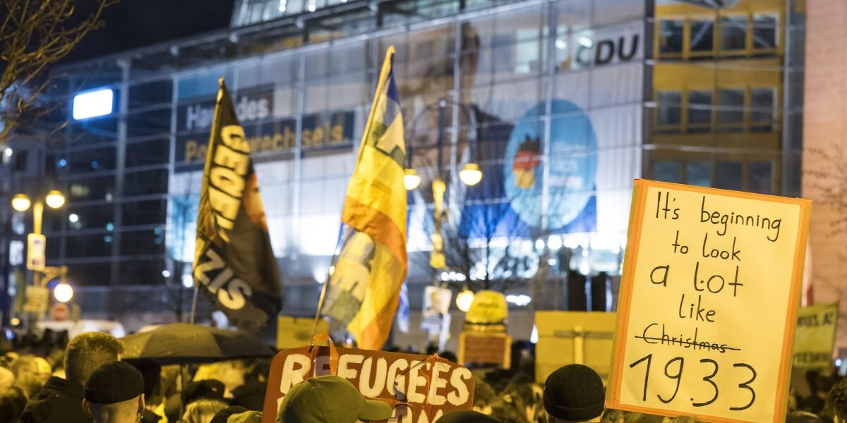 Protester uechter Däitschland virun ëmstriddenem Vott am Bundestag | © picture alliance / PIC ONE | Ben Kriemann