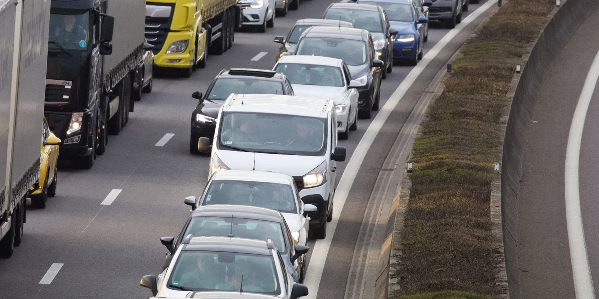 Trajet op d’Aarbecht: Den Auto bleift dat beléiftsten Transportmëttel, mee fir wéi laang nach? | © picture alliance / ATP 