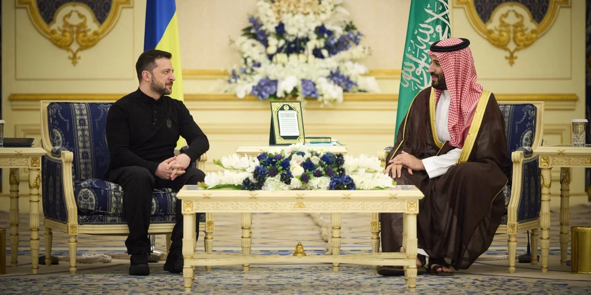 De Wolodymyr Selenskij mam Saudi-arabesche Prënz bei Friddensgespréicher den 10. Mäerz 2025. | © picture alliance / ROPI | POU