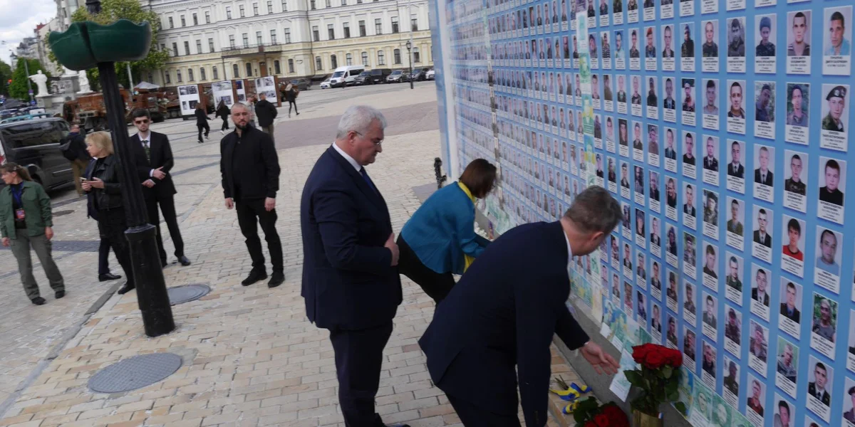 D’Defenseministerin Yuriko Backes an den Ausseminister Xavier Bettel leeë Blumme virun der Wall of remembrance néier. Dat a Presenz vum ukraineschen Ausseminister Andrii Sibya. | © Thorsten Fuchshuber D’Defenseministerin Yuriko Backes an den Ausseminister Xavier Bettel leeë Blumme virun der Wall of remembrance néier. Dat a Presenz vum ukraineschen Ausseminister Andrii Sibya. | © Thorsten Fuchshuber