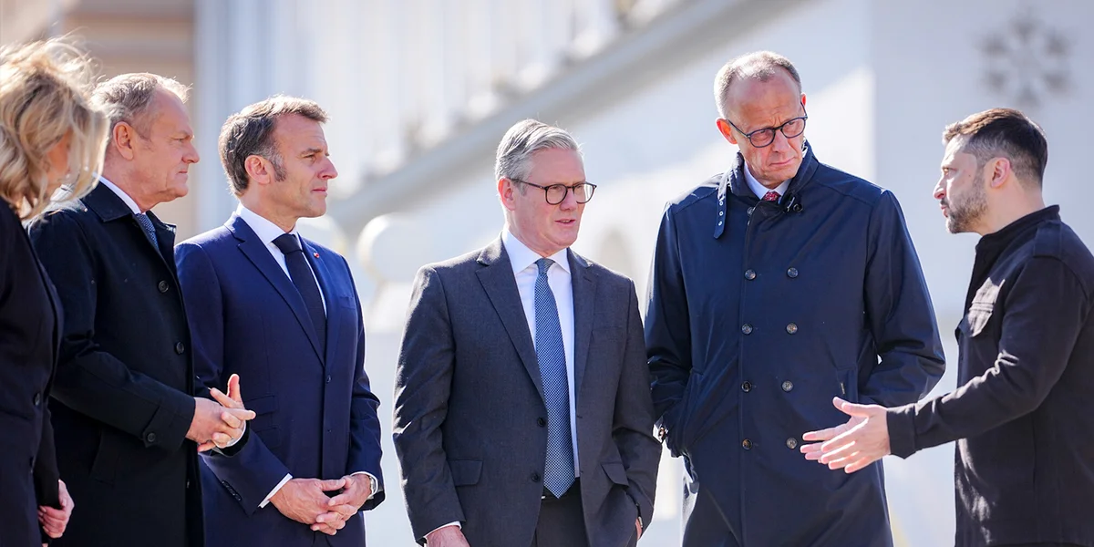 Den Donald Tusk, de Keir Starmer, de Friedrich Merz an de Wolodymyr Selenskyj zu Kiew | © picture alliance/dpa | Kay Nietfeld Den Donald Tusk, de Keir Starmer, de Friedrich Merz an de Wolodymyr Selenskyj zu Kiew | © picture alliance/dpa | Kay Nietfeld