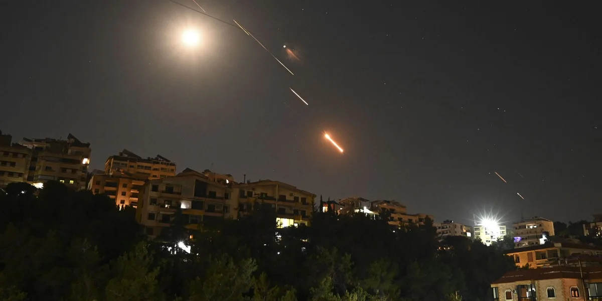 Iranesch Rakéiten um Wee op Tel Aviv, 13.06.25 | © picture alliance / NurPhoto | Fadel Itani