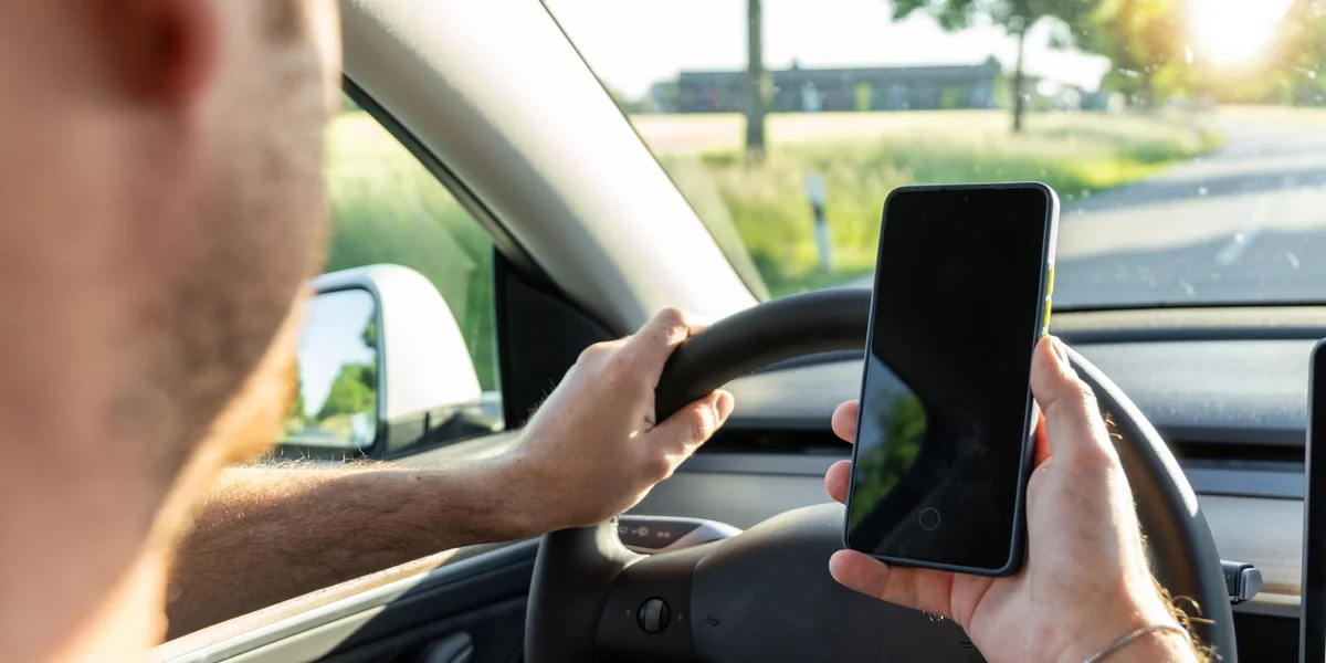 Automobilisten ënner 36 Joer benotzen de Smartphone méi heefeg wärend dem Fueren, wéi déi iwwer 71 Joer.  | © picture alliance / CHROMORANGE | Michael Bihlmayer