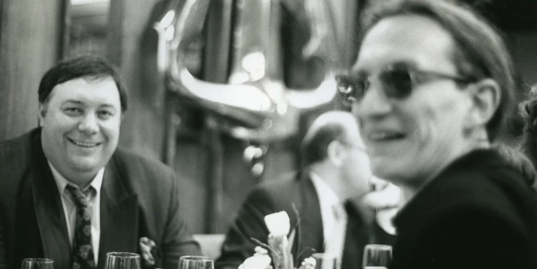 Den Henri Roemer (lénks) an de Bert Theis (riets) op engem gemeinsamen Iessen mat deenen anere Kënschtler an Organisateuren, warscheinlech virum Vernissage vun der Ausstellung "Rendez-vous provoqué". | © MNAHA/Albert Biwer 