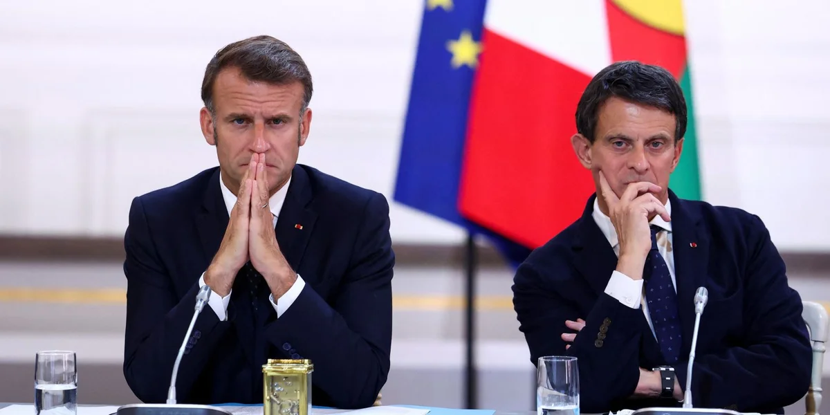 Den Emmanuel Macron (lénks) an de Manuel Valls (riets). | © EPA/TOM NICHOLSON / POOL MAXPPP OUT