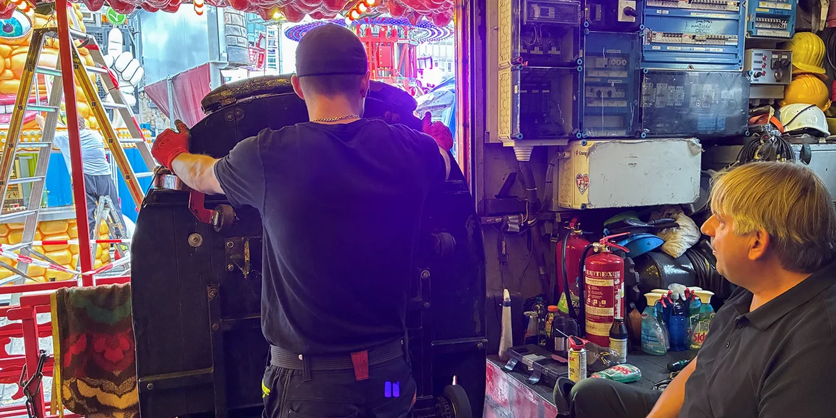 E Bléck hanner d'Geeschterbunn op der Schueberfouer