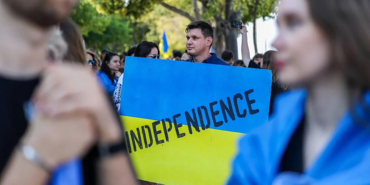 Ukrainer:innen a Portugal marchéieren um Onofhängegkeetsdag vun der Ukrain ënnert dem Slogan "Support Ukraine" | © EPA/TIAGO PETINGA