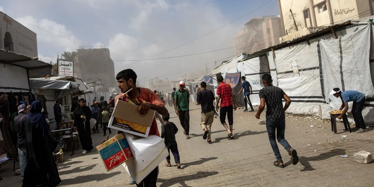 Dosende Mënsche si bei den israeelesche Loftattacken op d’Nasser Spidol gestuerwen. | ©  EPA/HAITHAM IMAD