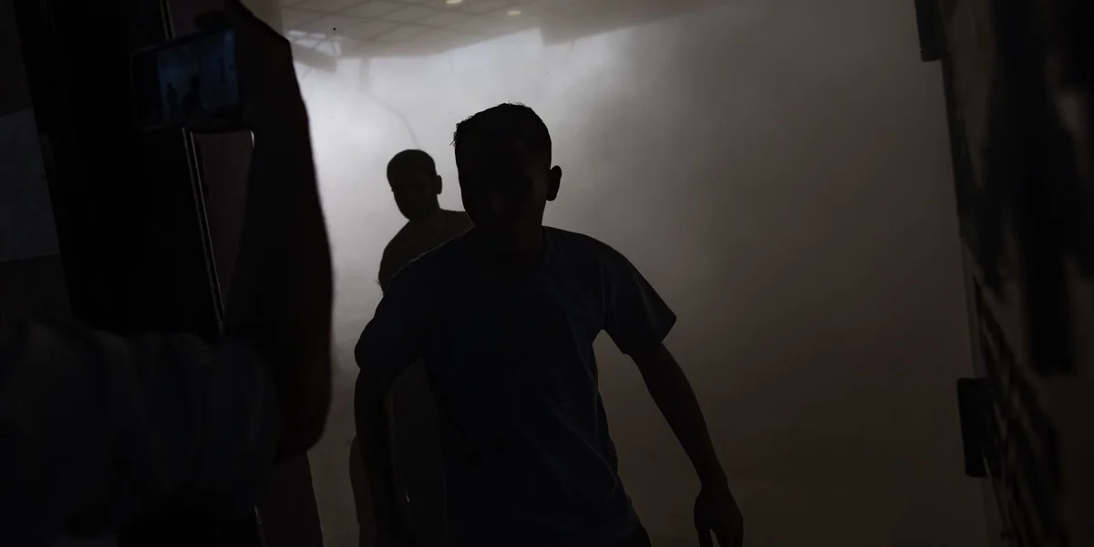 D’Loftattacken hunn de véierte Stack vum Nasser Spidol zu Khan Younis getraff – eng zweet Attack gouf et op d’Entrée vun der Urgence.  | © EPA/HAITHAM IMAD