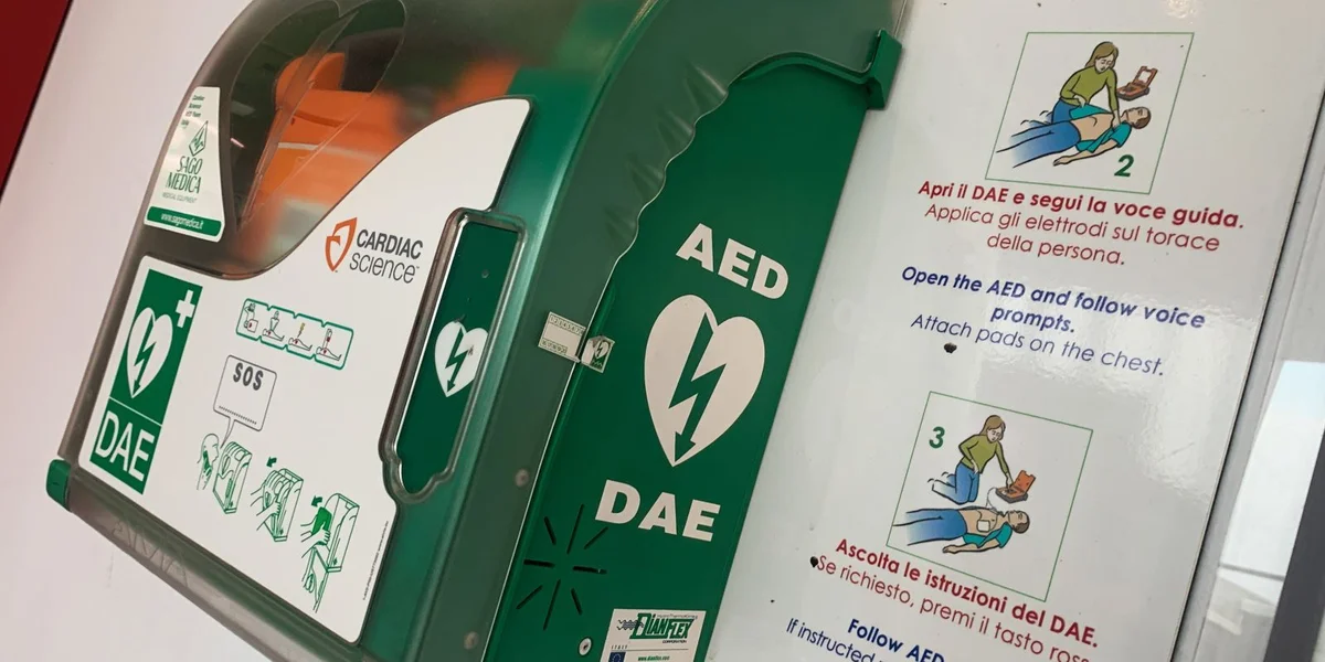 défibrillateurs externes  automatisés (DEA) | © picture alliance / NurPhoto | Jakub Porzycki