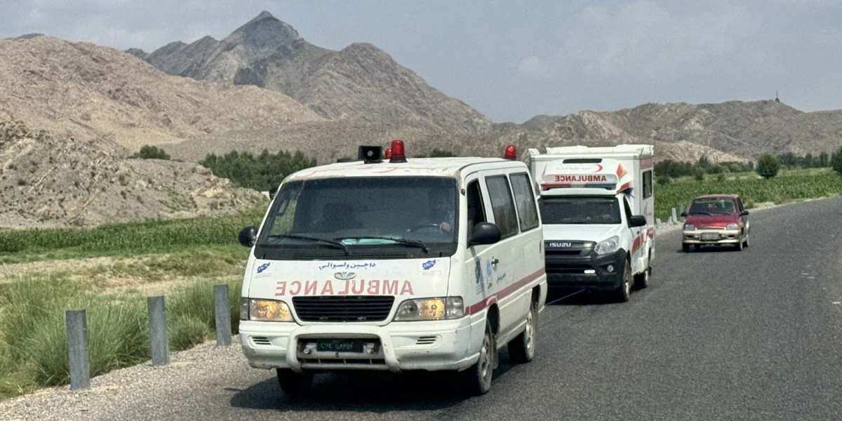 Eng Ambulanz transportéiert Blesséierter vu Kunar op Jalalabad, der Provënshaaptstad vun Nangarhar.  | © EPA/SAMIULLAH POPAL