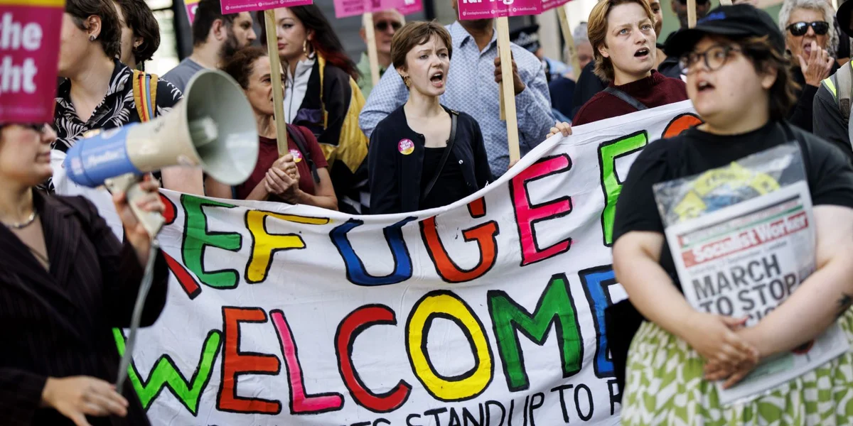 Géigeprotester 'Stand Up to Racism' virum  Britannia Hotel  | © EPA/TOLGA AKMEN
