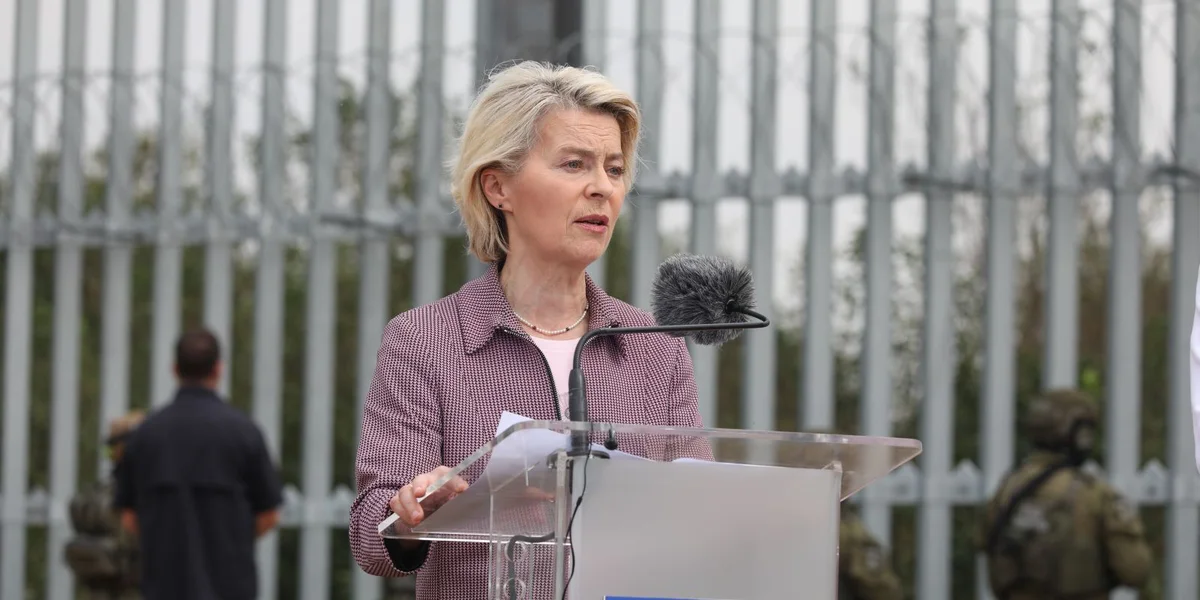 Fliger vun der EU-Kommissiounspresidentin Zil vu GPS-Stéierung | © EPA/ARTUR RESZKO POLAND OUT