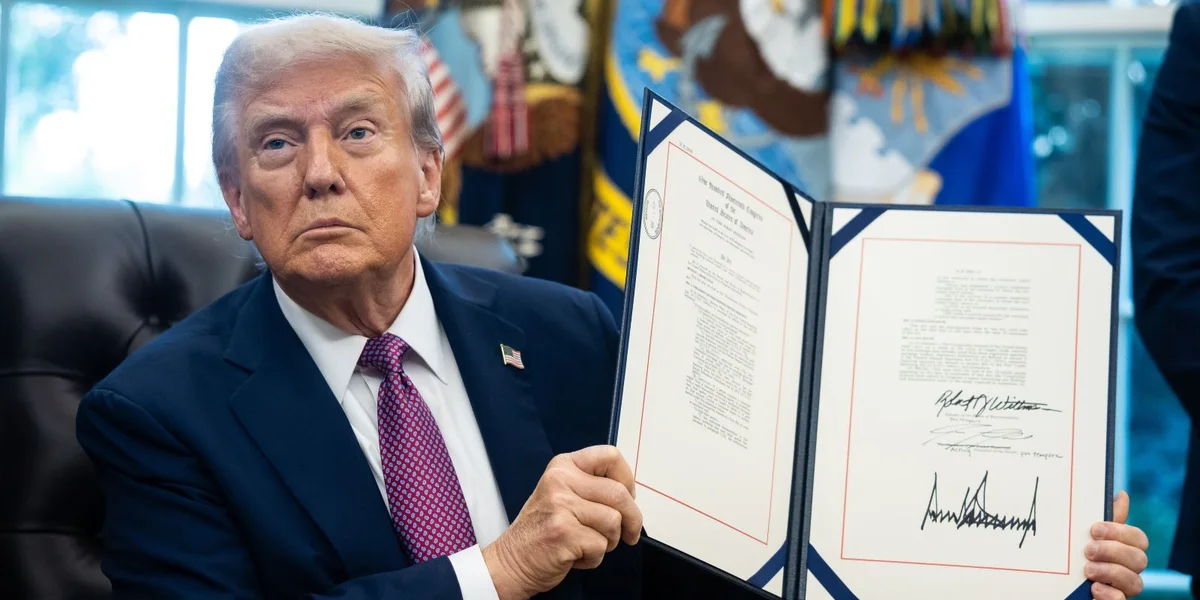 Den Donald Trump ënnerschreift en Dekreet am Wäissen Haus | © EPA/FRANCIS CHUNG / / POOL