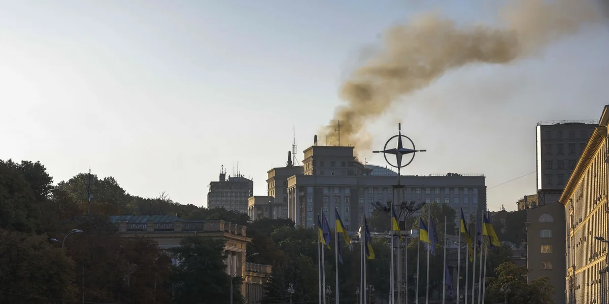 Damp iwwer dem Regierungsgebai zu Kiew | ©  EPA/SERGEY DOLZHENKO