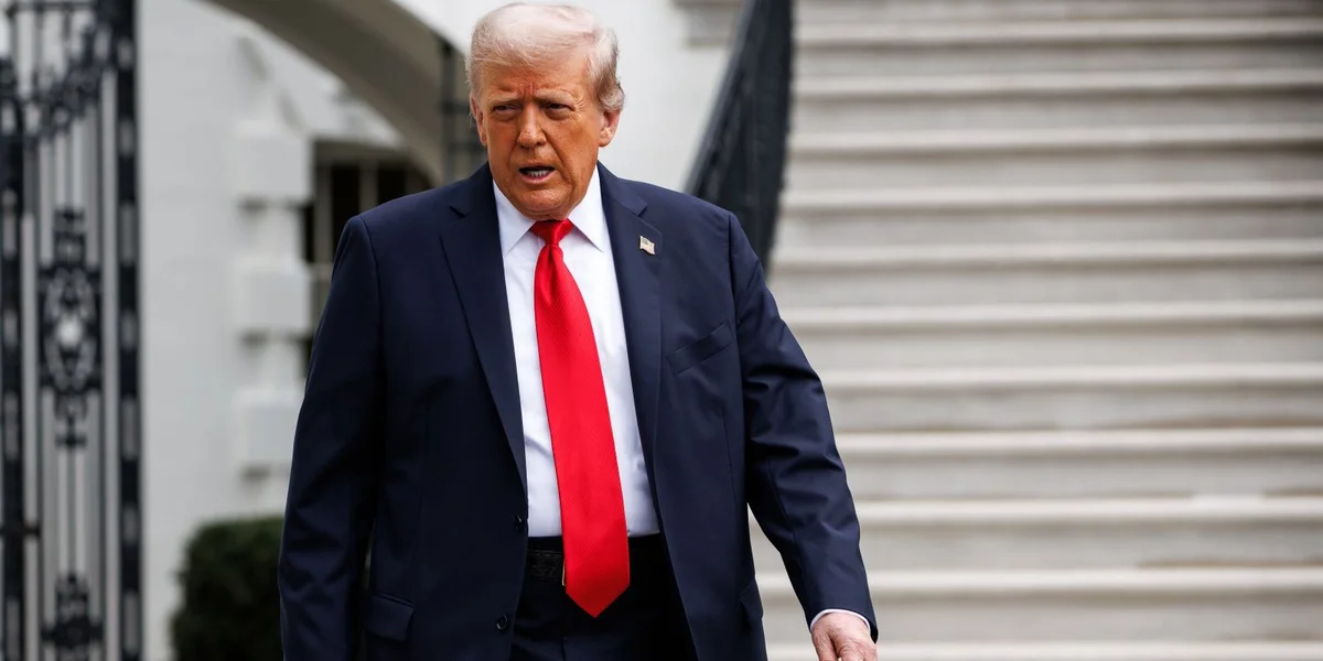 Den Donald Trump schwätzt vun neie méigleche Sanktioune géint Moskau | © EPA/SAMUEL CORUM / POOL