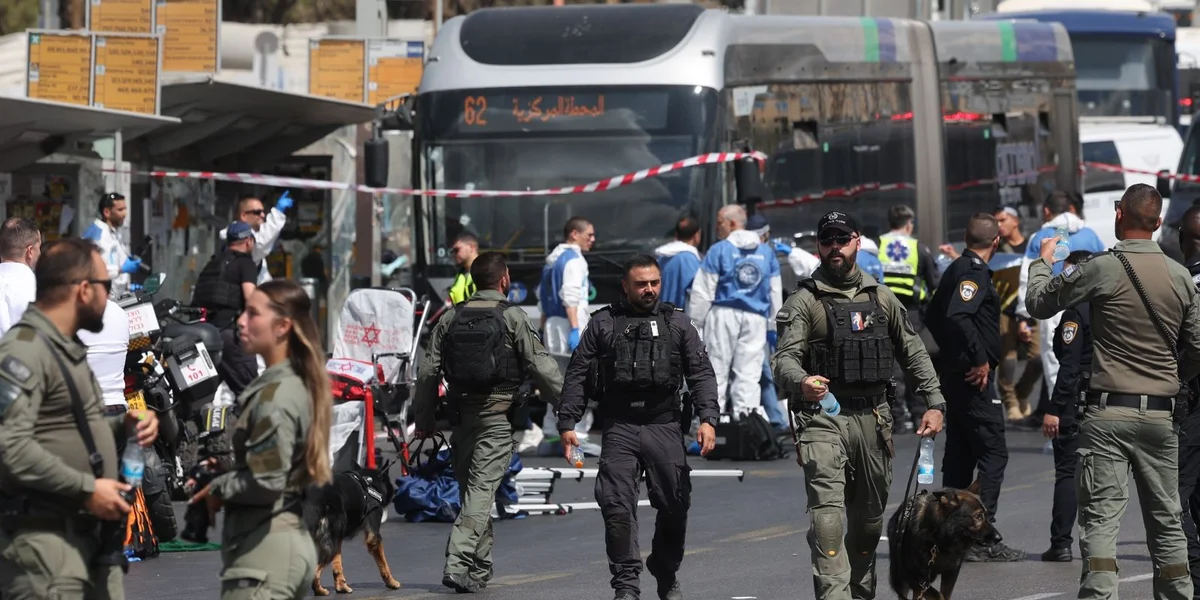 Israeelesch Police a Rettungsdéngchter op der Plaz – Attack vum 8. September 2025  | © EPA/ABIR SULTAN