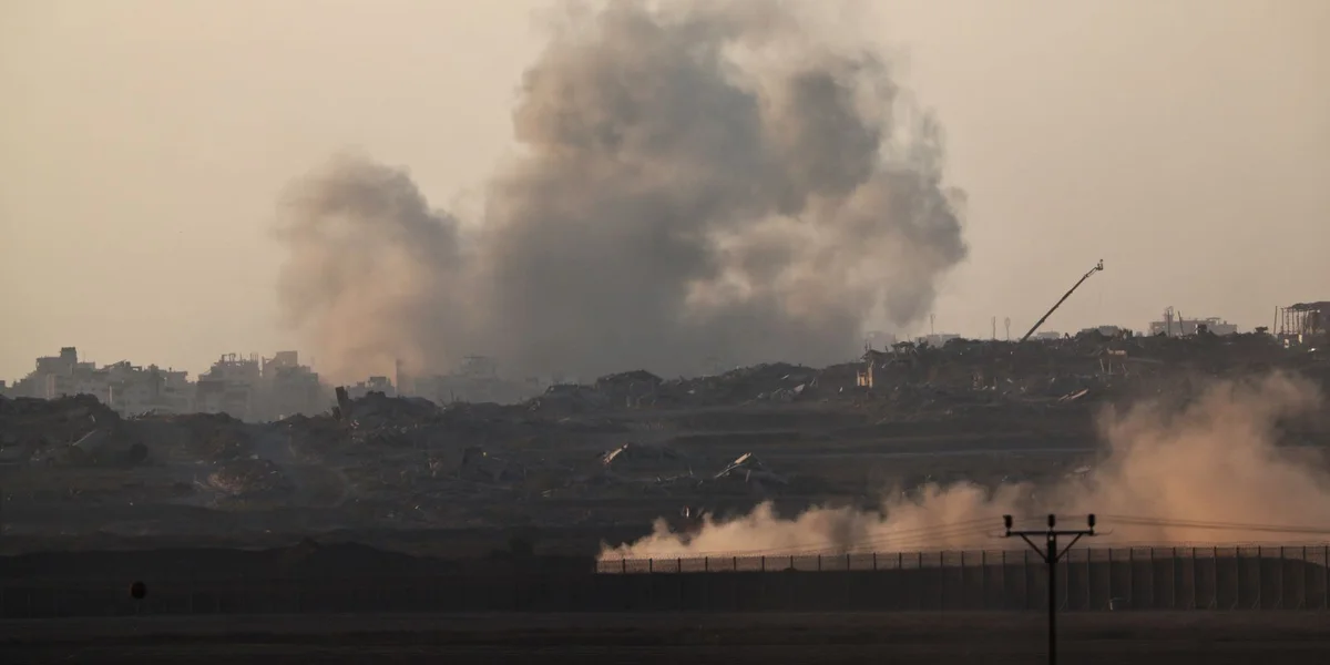 Damp iwwer der Stad Gaza no israeelesche Bombardementer  | ©  EPA/ATEF SAFADI