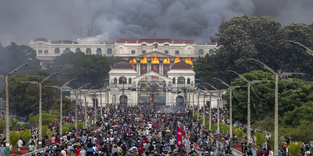 Feier an Damp am Singha Durbar Palast | ©  EPA/NARENDRA SHRESTHA