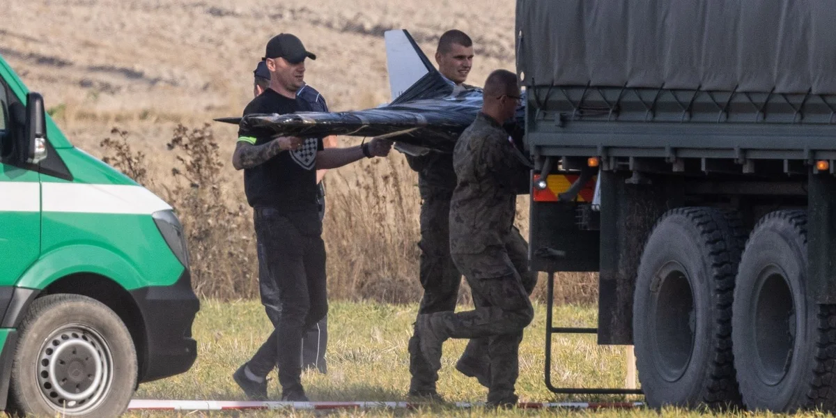 Polnesch Arméi inspizéiert d’Plaz wou eng russesch Dron ofgeschoss gouf, Wohyn am Oste vu Polen | © EPA/WOJTEK JARGILO POLAND OUT