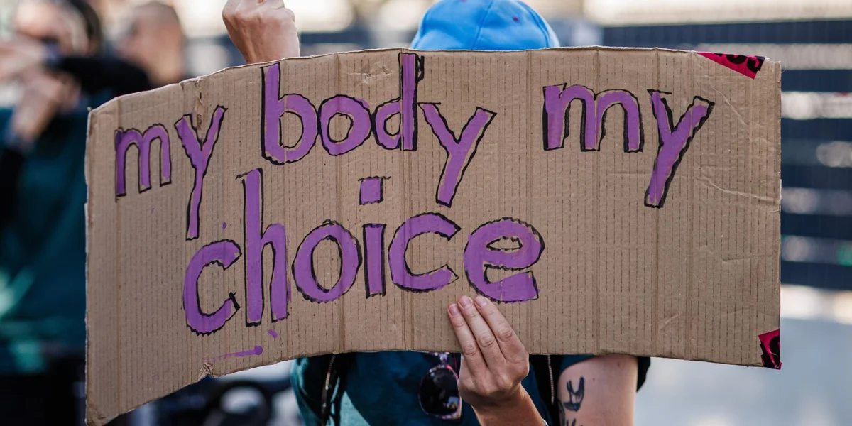 De Slogan "My body my choice" deen dofir steet, datt Fraen an Transgender Mënschen e Recht drop hunn, iwwer hiren eegene Kierper ze bestëmmen | © EPA/CLEMENS BILAN