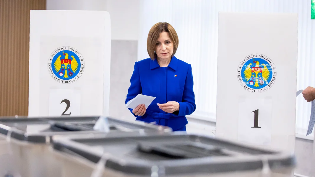 Déi Moldawesch Presidentin Maia Sandu an der Wallkabinn um Sonndeg | © EPA/DUMITRU DORU