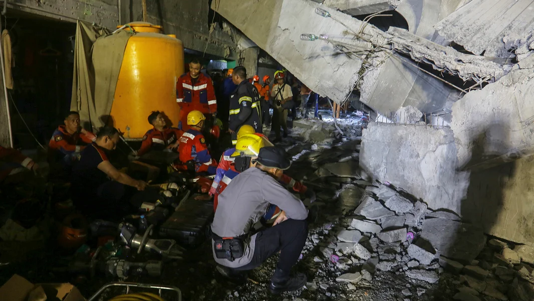 D'Rettungsdéngschter sichen no Vermëssten | ©  EPA/FULLY HANDOKO