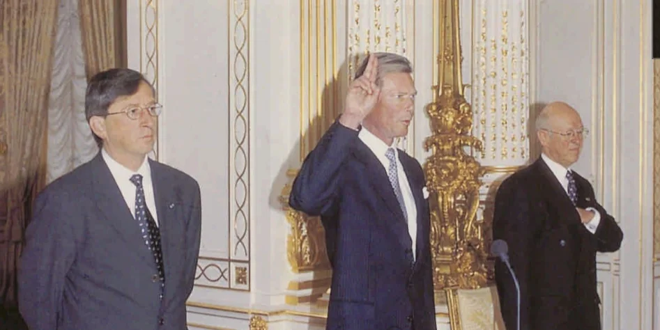 D’Vereedegung vum Grand-Duc Henri zum Lieutenant-Representant de 04. Mäerz 1998 am Palais grand-ducal. Lénks de Staatsminister Jean-Claude Juncker, riets den Hofmarschall Henri Ahlborn | © Revue, 11.03.1998, S. 28