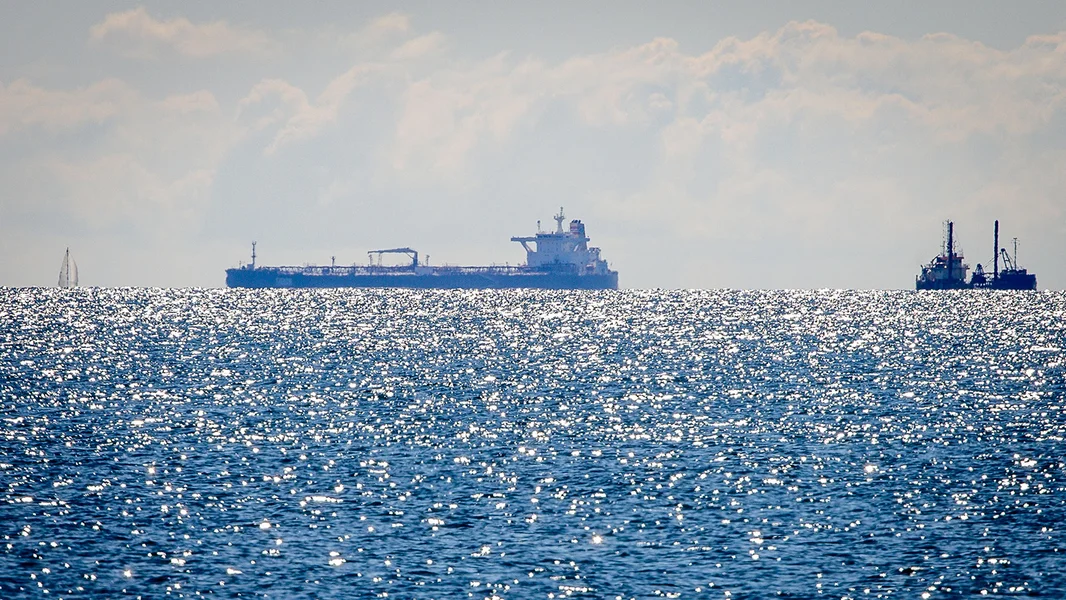 E Schëff vun der russescher Schattenflotte am August 2025 un der däitscher Küst  | ©  picture alliance/dpa | Jens Büttner