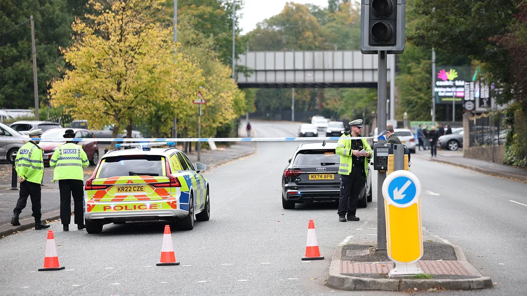 D’Police op der Plaz zu Manchester, wou zwee Leit an enger Synagog erstach goufen | ©  EPA/ADAM VAUGHAN