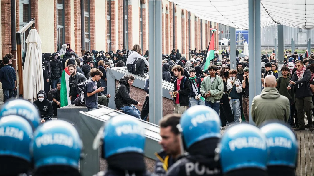 Propalästinenschen Protester bei der Arrivé vum Jeff Bezos an der Ursula von der Leyen fir déi italienesch Tech-Woch zu Turin  | © EPA/TINO ROMANO