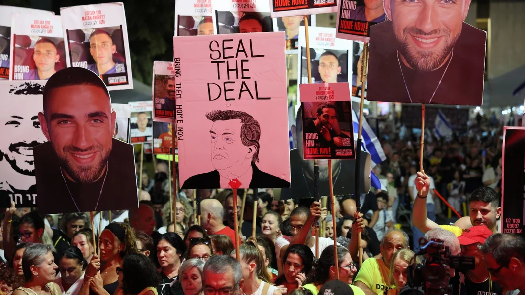 Protester zu Tel Aviv fir de Krich ze stoppen an d'Geisele fräi ze loossen  | © EPA/ABIR SULTAN