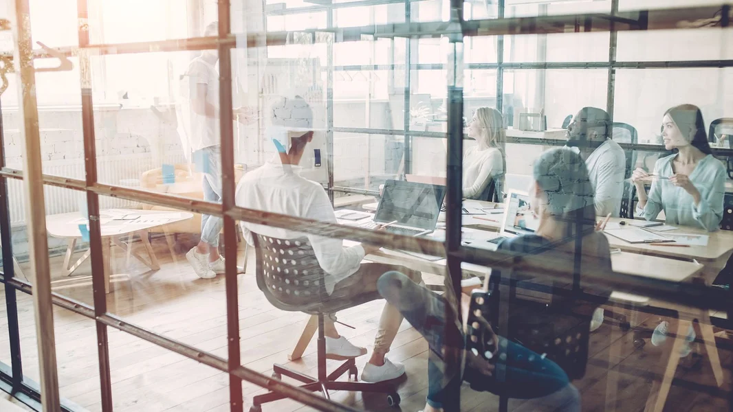 Symbolfoto: Aarbechtsplaz Büro | © Bigstock