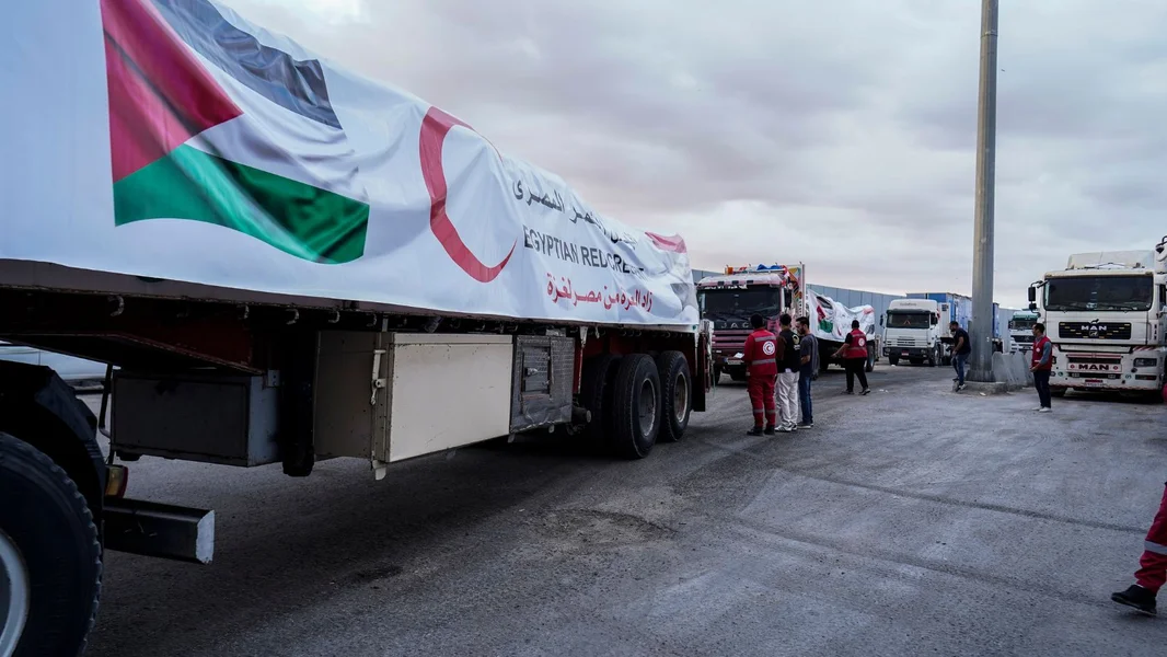 Zënter bal engem Joer ass de Grenziwwegang Rafah an der Gazasträif nees opgaangen | © EPA/STRINGER