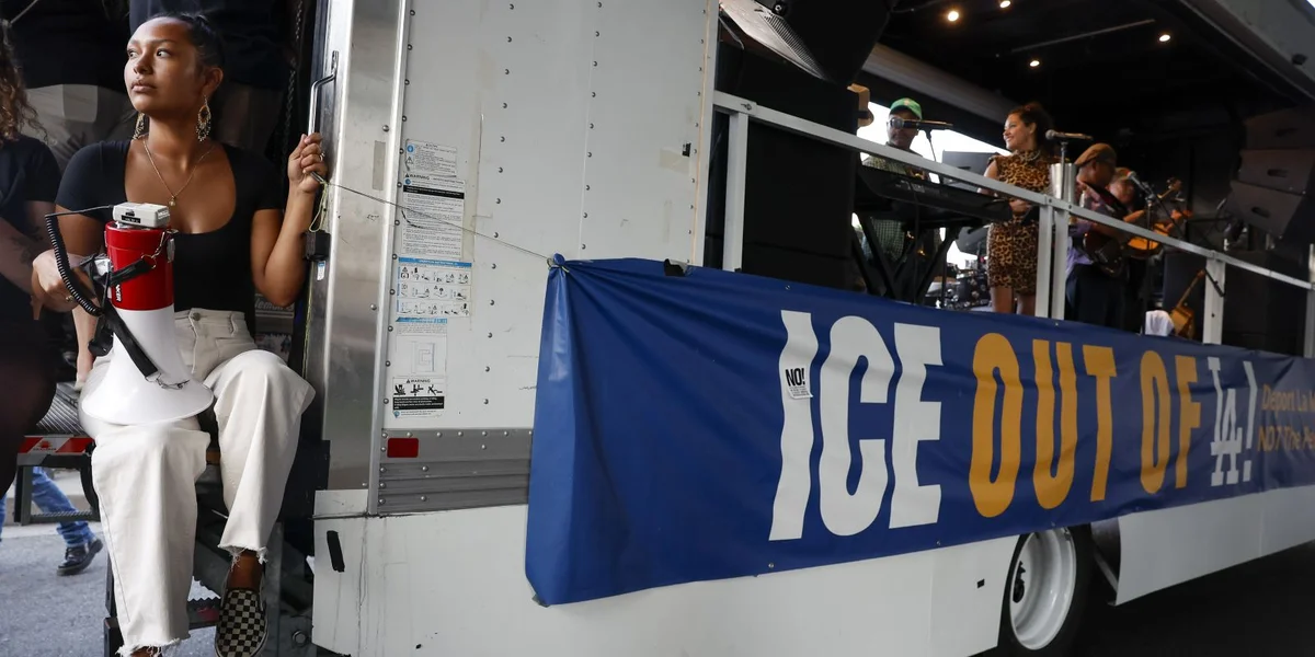 © EPA/CAROLINE BREHMAN