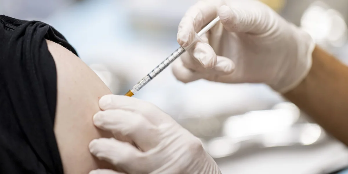 Fir Mënschen iwwer 50: Kombi-Vaccin géint Gripp a Corona kritt gréng Luucht vun EMA  | © picture alliance/dpa | Fabian Sommer