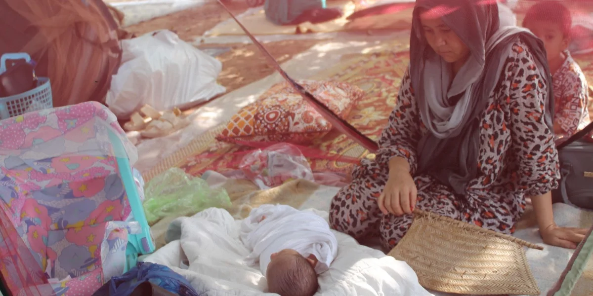 Eng afghanesch Fra sëtzt mat hirem Kand am Park an Islamabad. Hei campe vill afghanesch Flüchtlinge.   | © picture alliance/dpa | Nabila Lalee