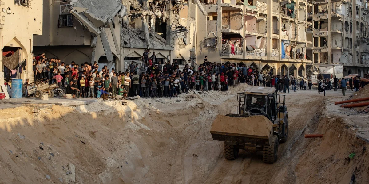 Dat internationaalt Roud Kräiz ass bei der Sichaktioun no de Läichen vun den israeelesche Geiselen dobäi   | © EPA/HAITHAM IMAD