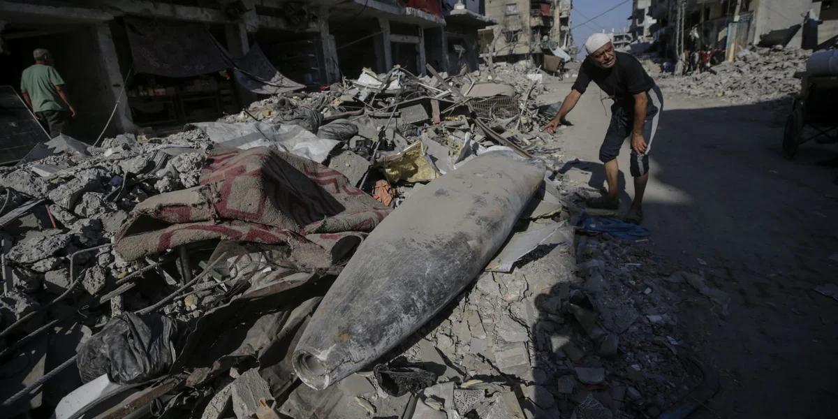  Eng israeelesch Rakéit läit an den Trümmer vun zerstéierten Haiser an der Stad Gaza | © EPA/MOHAMMED SABER