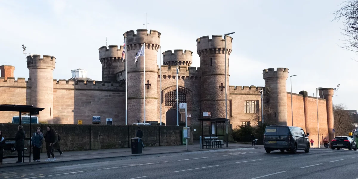 Den HM Prison Leicester am Norde vun England ass, wéi vill aner Prisongen a Groussbritannien, zënter laangem iwwerlaascht. | © Claire Barthelemy