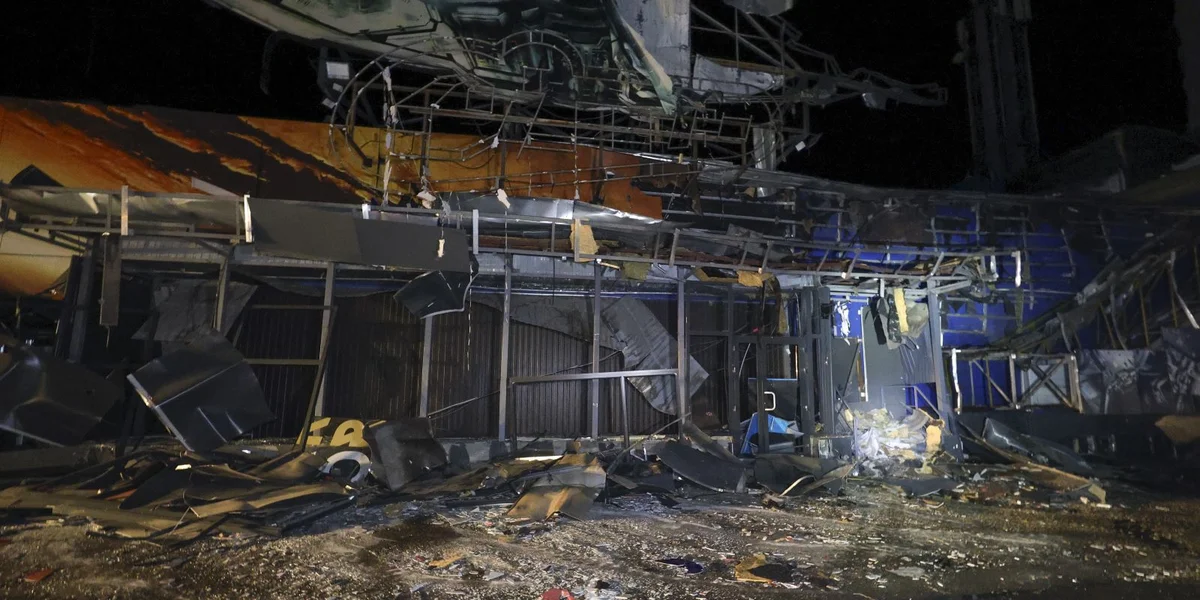 En zerstéiert Gebai no de russeschen Attacken op d’Stad Kharkiv den 19. November 2025 | © EPA/SERGEY KOZLOV