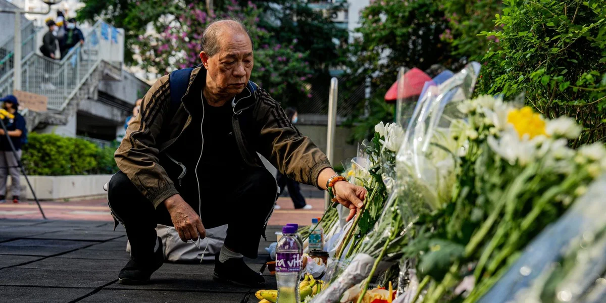 Leit leeë Blummen bei de Wunnkomplex, wou d'Feier esou vill zerstéiert huet | © EPA/LEUNG MAN HEI