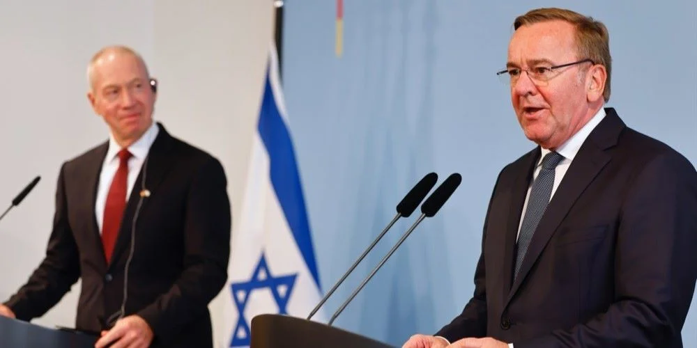 Yoav Gallant, Boris Pistorius | ©  EPA/HANNIBAL HANSCHKE